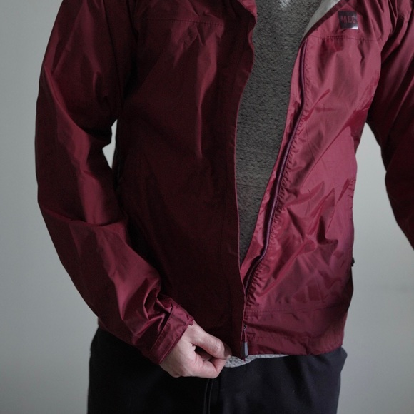 Men’s MEC Aquanator maroon raincoat - Picture 6 of 7